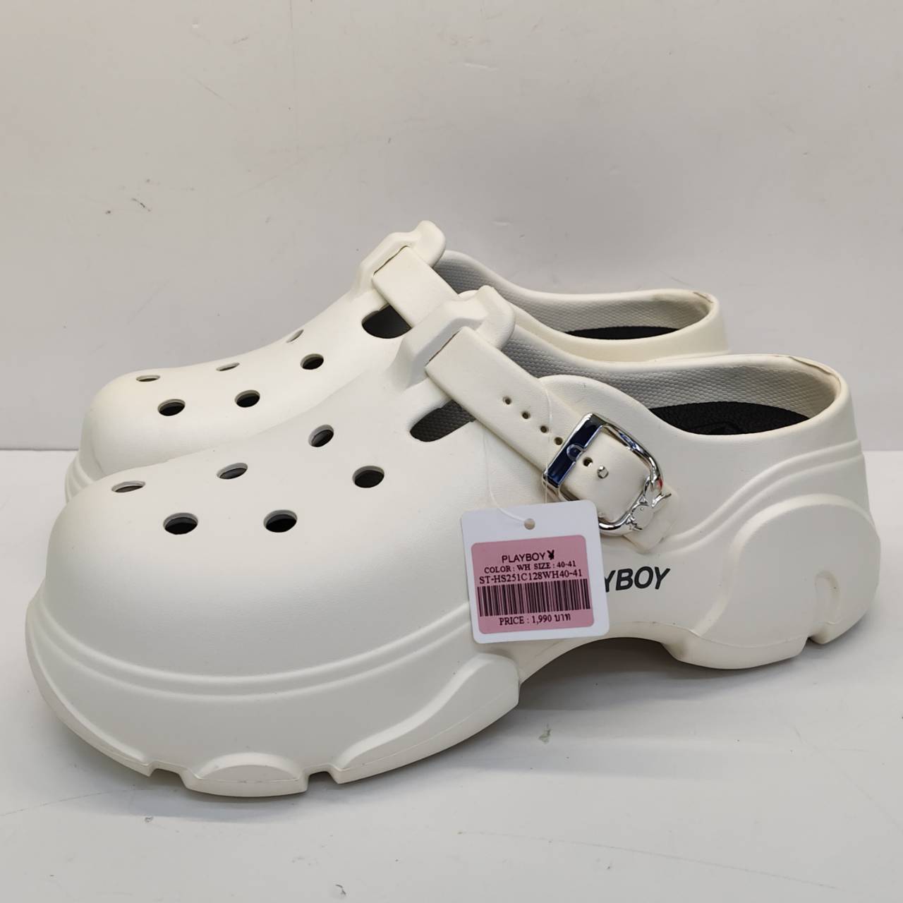 PLAYBOY Bunny Clogs สีขาว ไซซ์ 40–41 รองเท้าทรง Clogs ดีไซน์ Chunky พร้อมหัวเข็มขัดโลโก้ Playboy ใส่ง่าย แมตช์ได้หลายลุค พื้นหนานุ่ม เหมาะสำหรับใส่เที่ยวและใช้งานประจำวัน - รูปที่ 1