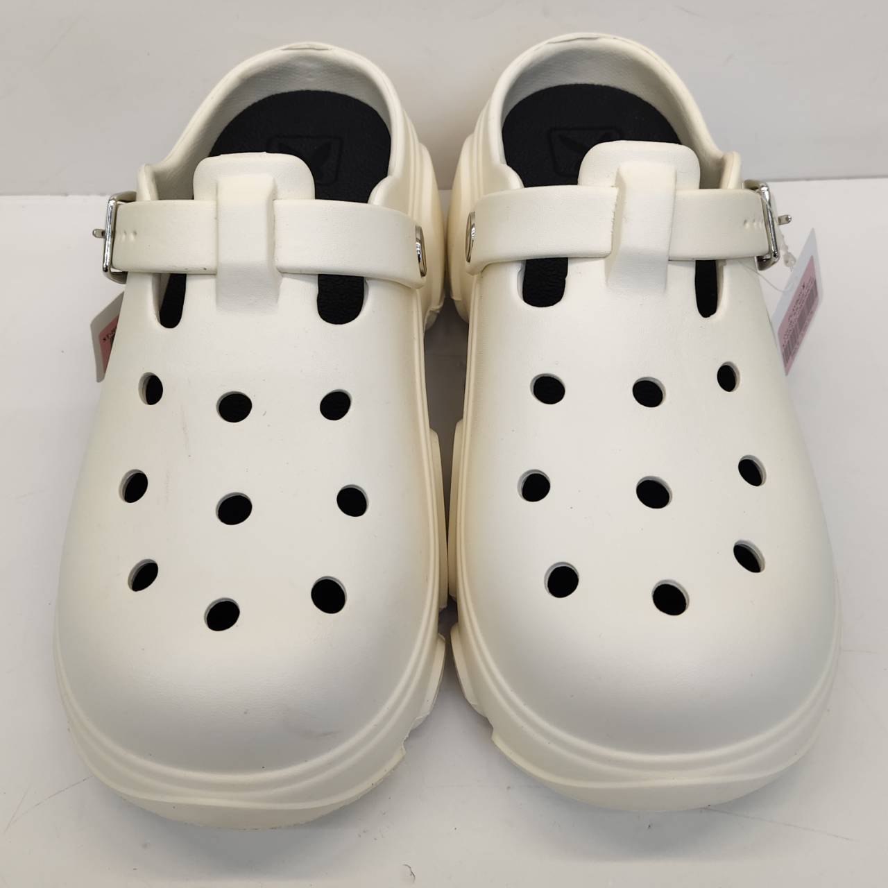 PLAYBOY Bunny Clogs สีขาว ไซซ์ 40–41 รองเท้าทรง Clogs ดีไซน์ Chunky พร้อมหัวเข็มขัดโลโก้ Playboy ใส่ง่าย แมตช์ได้หลายลุค พื้นหนานุ่ม เหมาะสำหรับใส่เที่ยวและใช้งานประจำวัน - รูปที่ 2