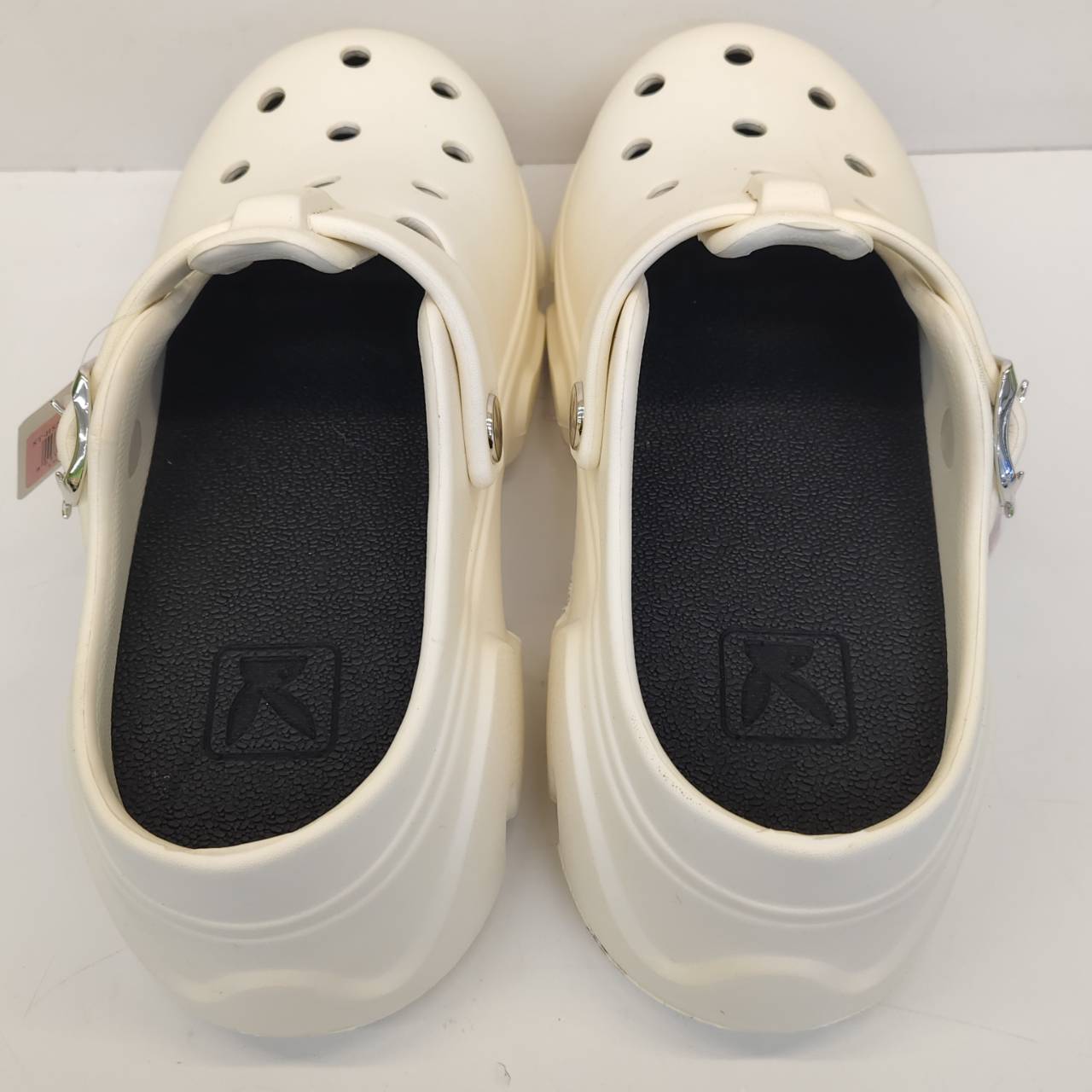 PLAYBOY Bunny Clogs สีขาว ไซซ์ 40–41 รองเท้าทรง Clogs ดีไซน์ Chunky พร้อมหัวเข็มขัดโลโก้ Playboy ใส่ง่าย แมตช์ได้หลายลุค พื้นหนานุ่ม เหมาะสำหรับใส่เที่ยวและใช้งานประจำวัน - รูปที่ 3