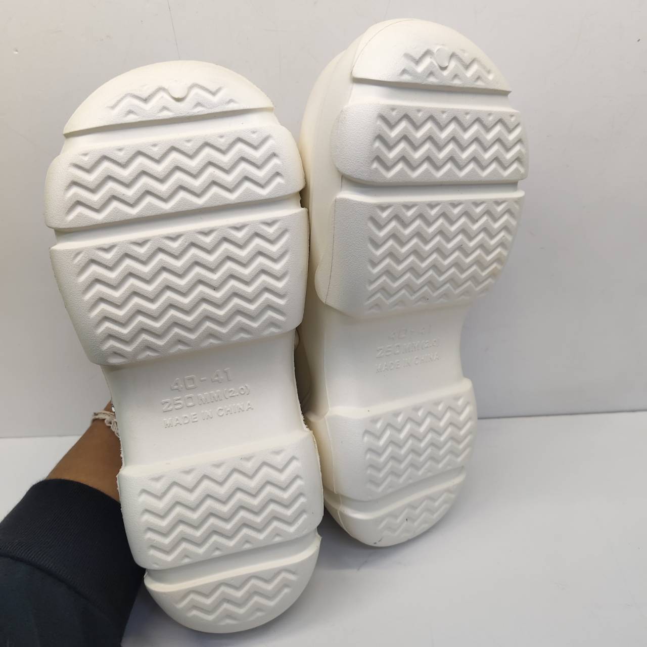 PLAYBOY Bunny Clogs สีขาว ไซซ์ 40–41 รองเท้าทรง Clogs ดีไซน์ Chunky พร้อมหัวเข็มขัดโลโก้ Playboy ใส่ง่าย แมตช์ได้หลายลุค พื้นหนานุ่ม เหมาะสำหรับใส่เที่ยวและใช้งานประจำวัน - รูปที่ 4