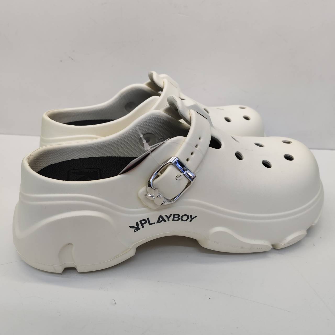 PLAYBOY Bunny Clogs สีขาว ไซซ์ 40–41 รองเท้าทรง Clogs ดีไซน์ Chunky พร้อมหัวเข็มขัดโลโก้ Playboy ใส่ง่าย แมตช์ได้หลายลุค พื้นหนานุ่ม เหมาะสำหรับใส่เที่ยวและใช้งานประจำวัน - รูปที่ 5