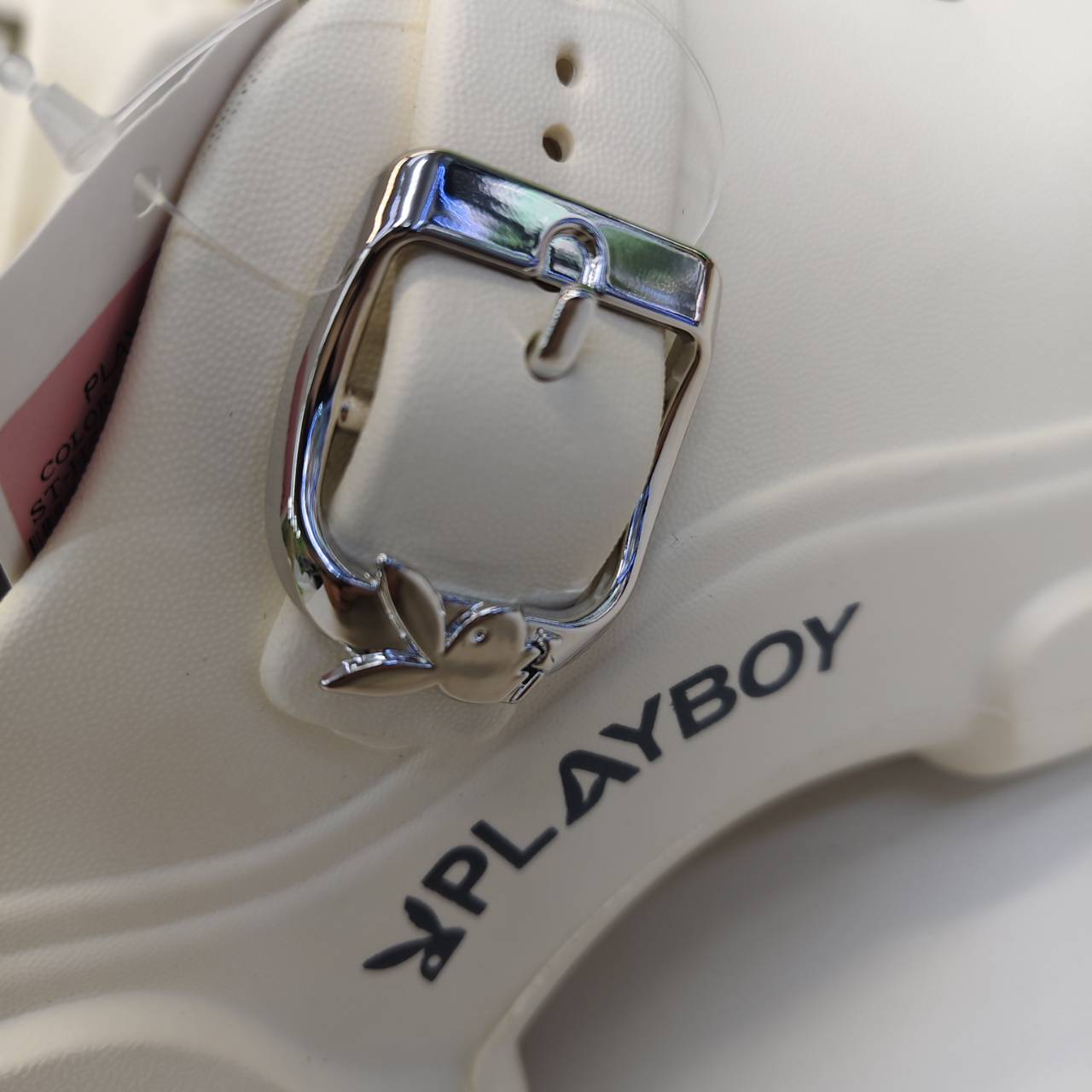 PLAYBOY Bunny Clogs สีขาว ไซซ์ 40–41 รองเท้าทรง Clogs ดีไซน์ Chunky พร้อมหัวเข็มขัดโลโก้ Playboy ใส่ง่าย แมตช์ได้หลายลุค พื้นหนานุ่ม เหมาะสำหรับใส่เที่ยวและใช้งานประจำวัน - รูปที่ 7