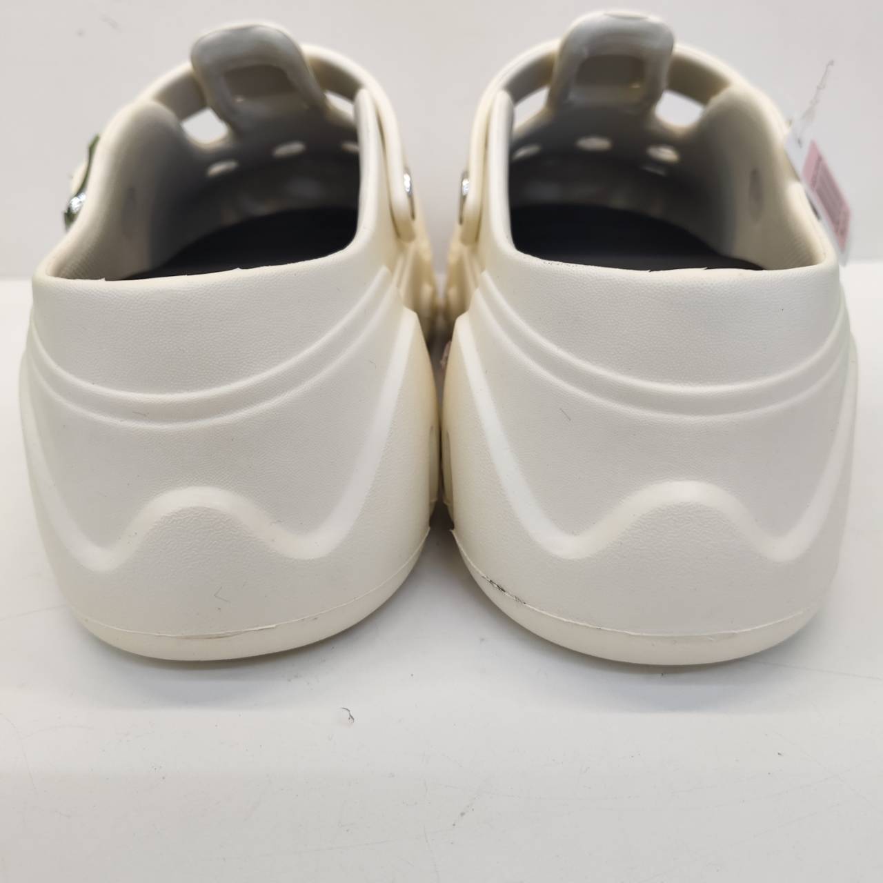 PLAYBOY Bunny Clogs สีขาว ไซซ์ 40–41 รองเท้าทรง Clogs ดีไซน์ Chunky พร้อมหัวเข็มขัดโลโก้ Playboy ใส่ง่าย แมตช์ได้หลายลุค พื้นหนานุ่ม เหมาะสำหรับใส่เที่ยวและใช้งานประจำวัน - รูปที่ 8